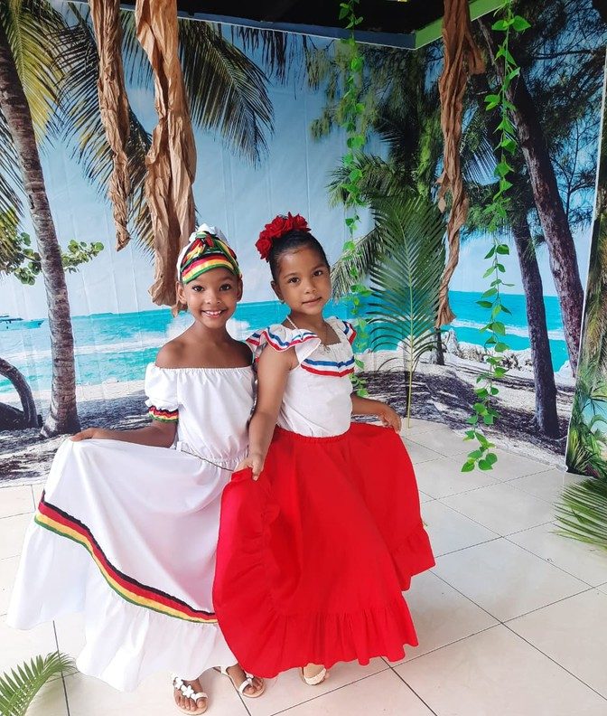 Estudiantes con vestimenta folclórica dominicana